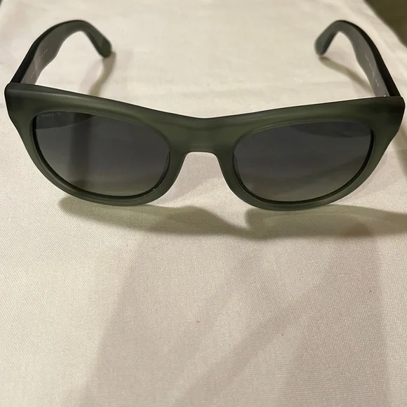 BURBERRY POLARIZED B4195-F 3531/T4 52 21 145 matte green frames, gray/green lens Amazon.com: BURBERRY Sunglasses BE 4349 394671 Eldon Green  main image 4